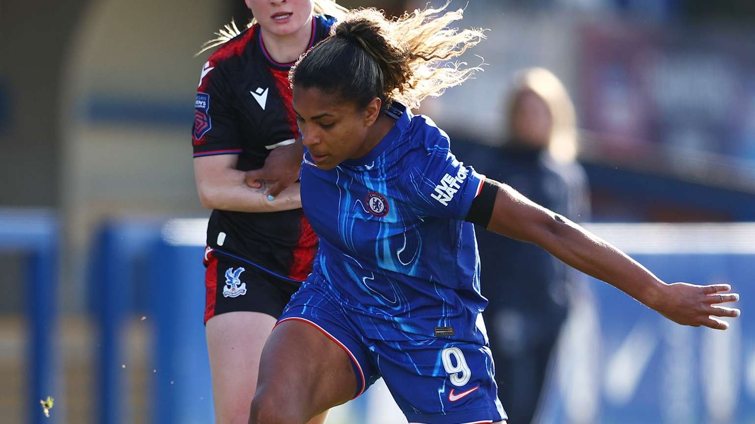 确保她在比 确保她在比